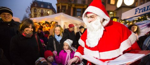 Der Nikolaus besucht den Markt am Uhrtürmchen.